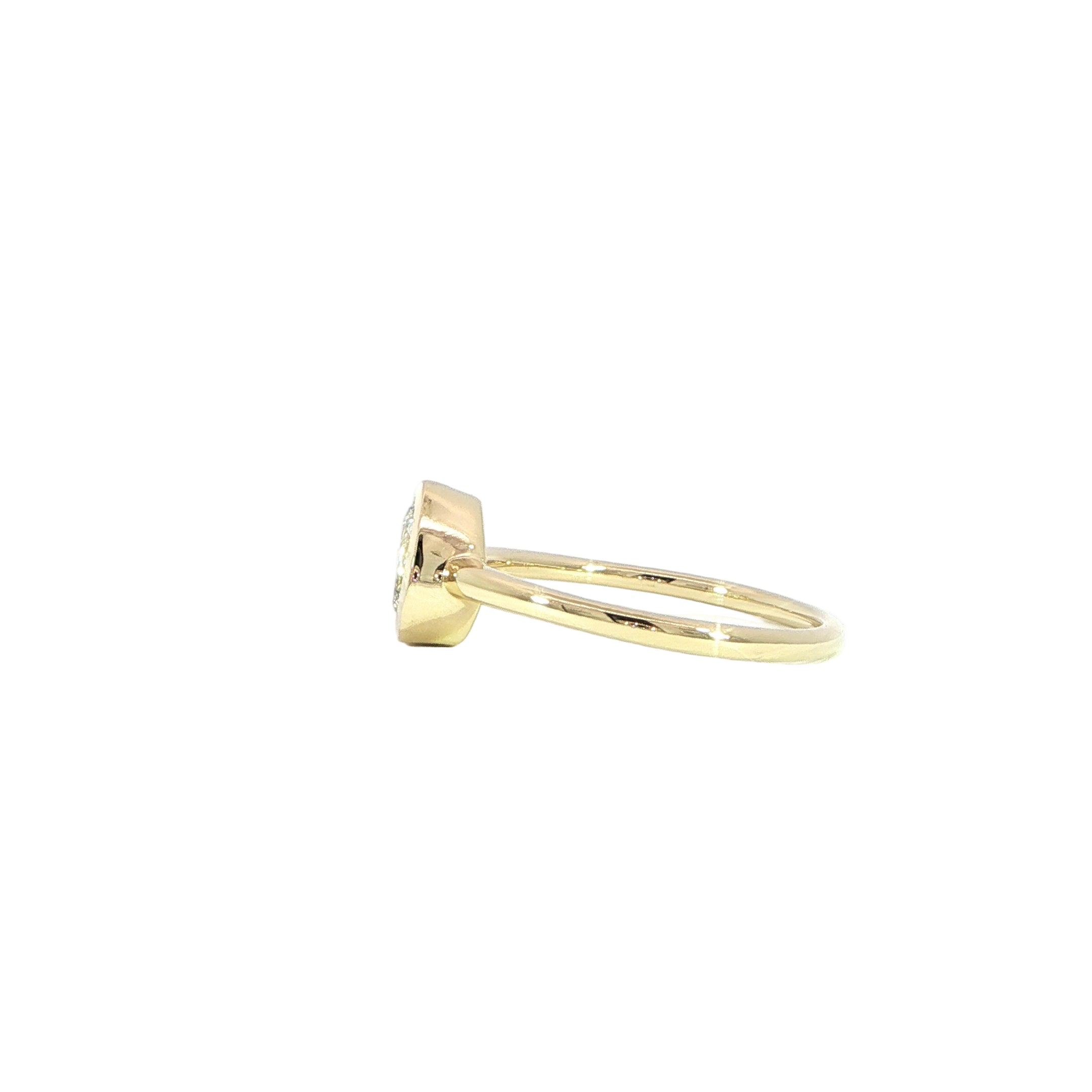 Minimalist oval diamond ring in 14K yellow gold