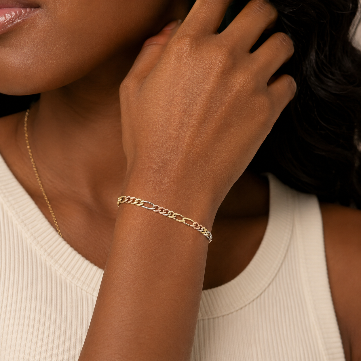 Classic tri-color gold bracelet featuring Figaro links