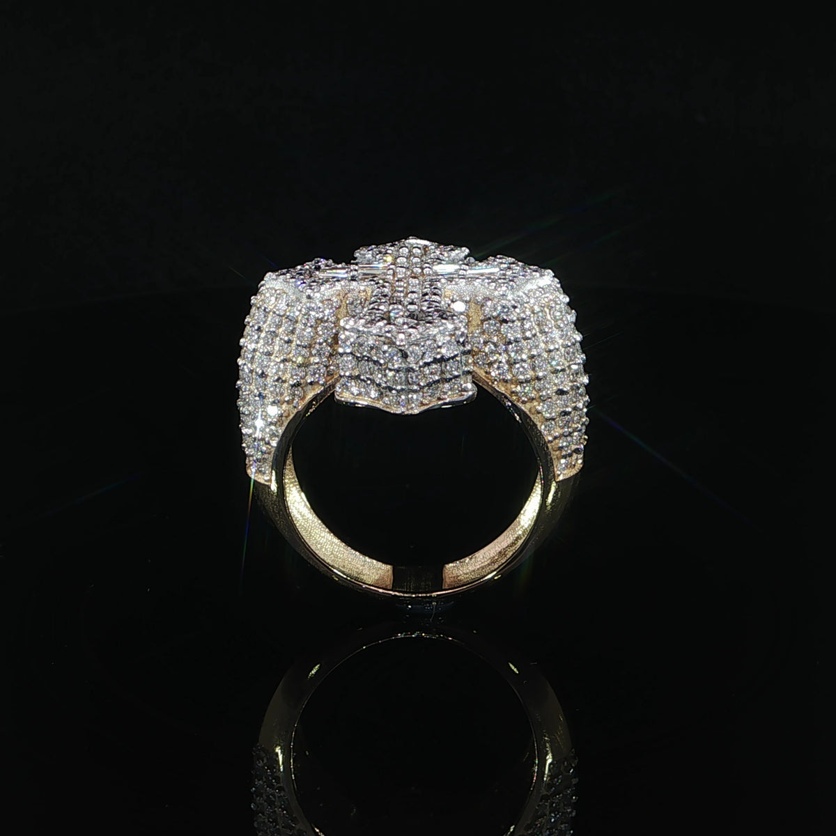 Side details of the diamond-set shoulders and polished gold lower band.