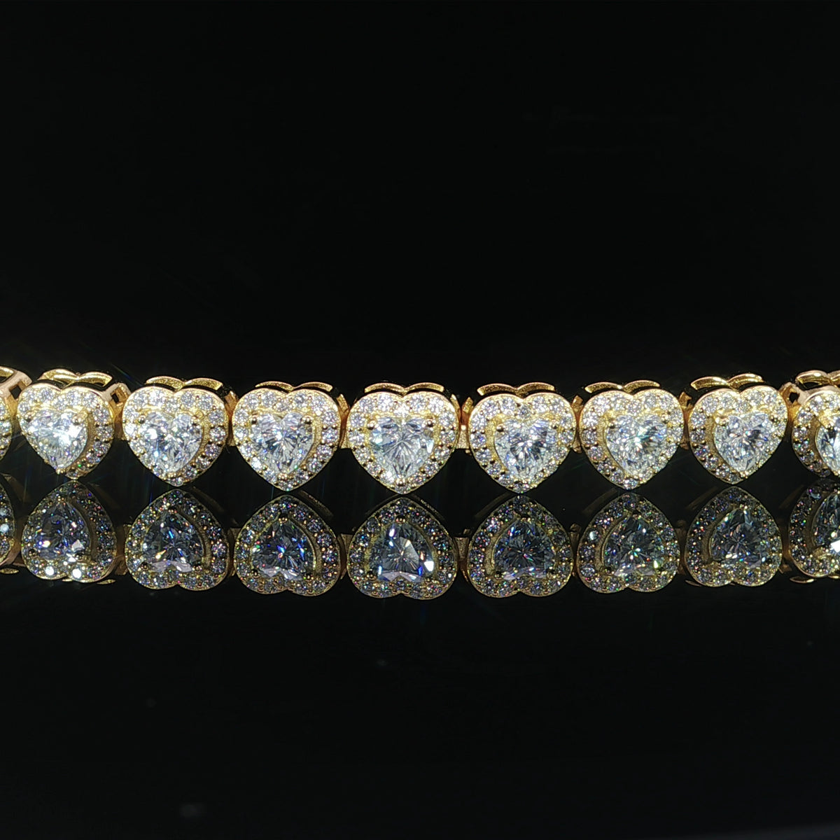 Close-up 7 mm heart-cut moissanite halo tennis bracelet