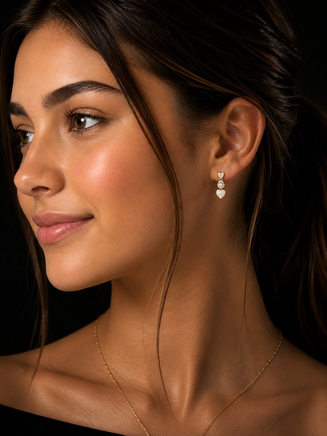 Elegant yellow gold dangling heart earrings with natural diamonds