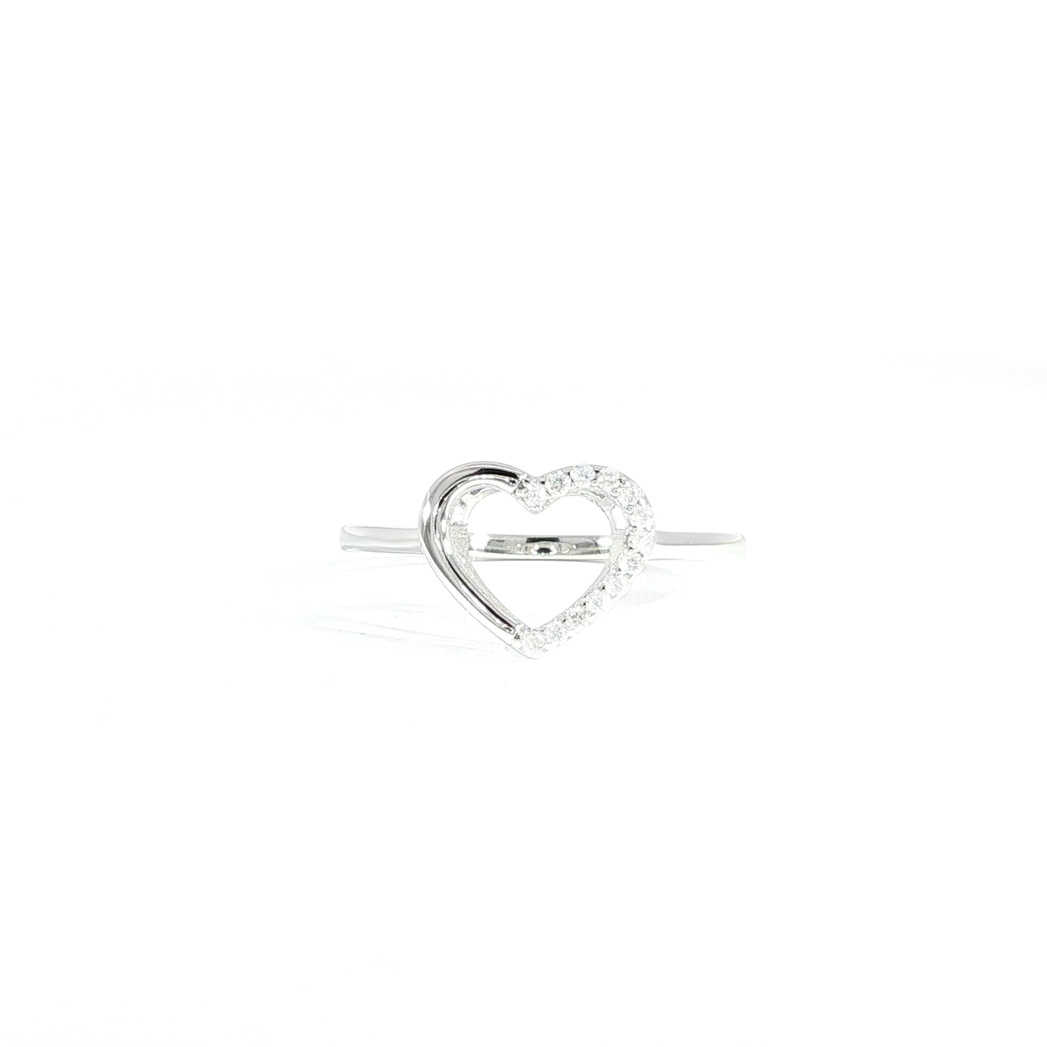 360 video of dainty silver heart ring