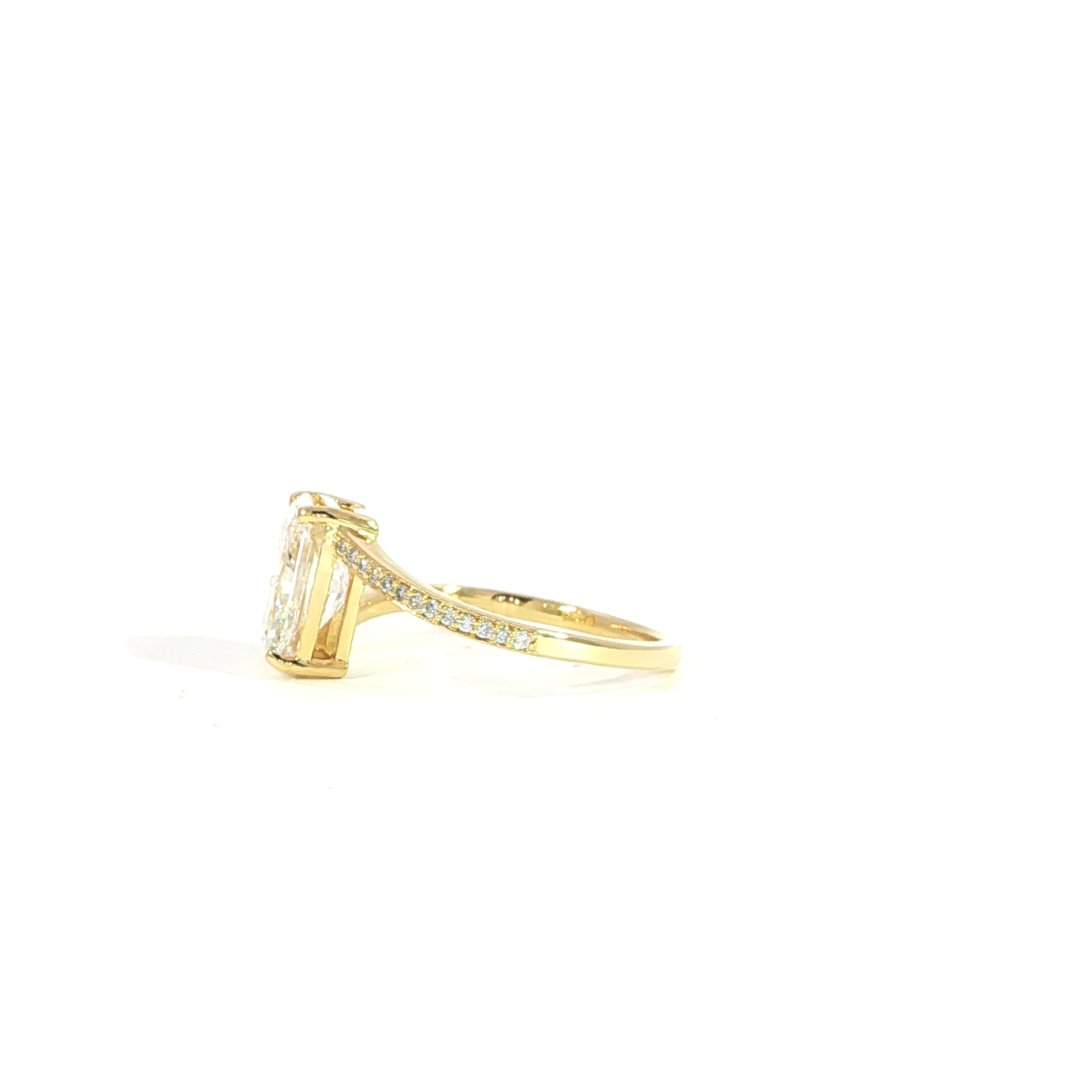 Side view of bypass engagement ring design