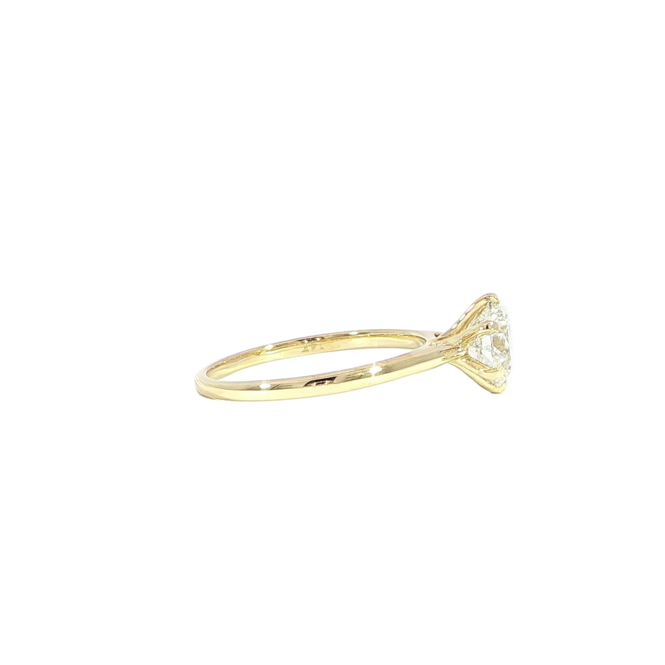 Timeless yellow gold solitaire ring with round brilliant diamond