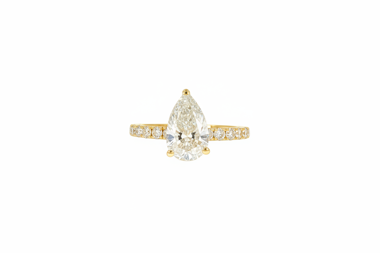 Lab-grown F VS1 pear diamond ring yellow gold