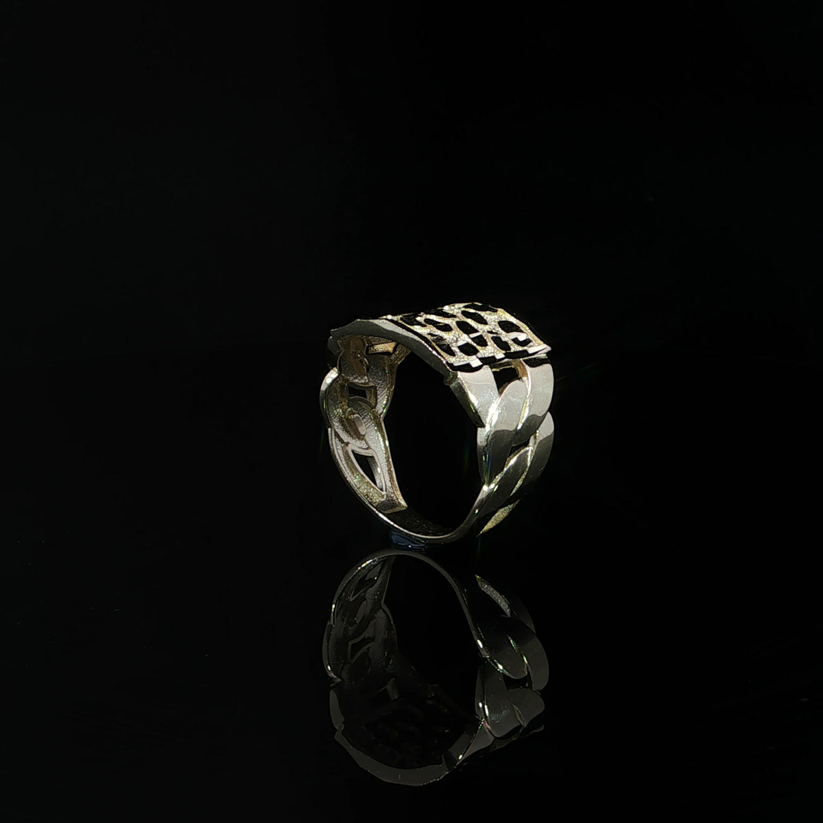 Polished interlocking-link design along the band of a 14K yellow gold nugget ring.