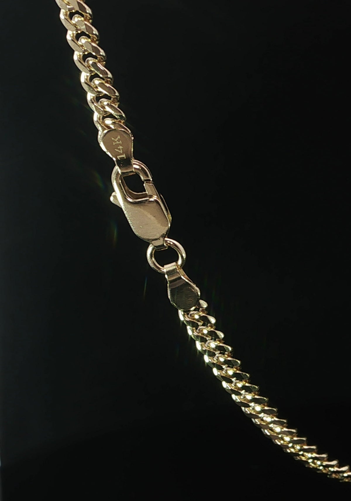 Close-up of interlocking links on a 3.75 mm solid Cuban chain