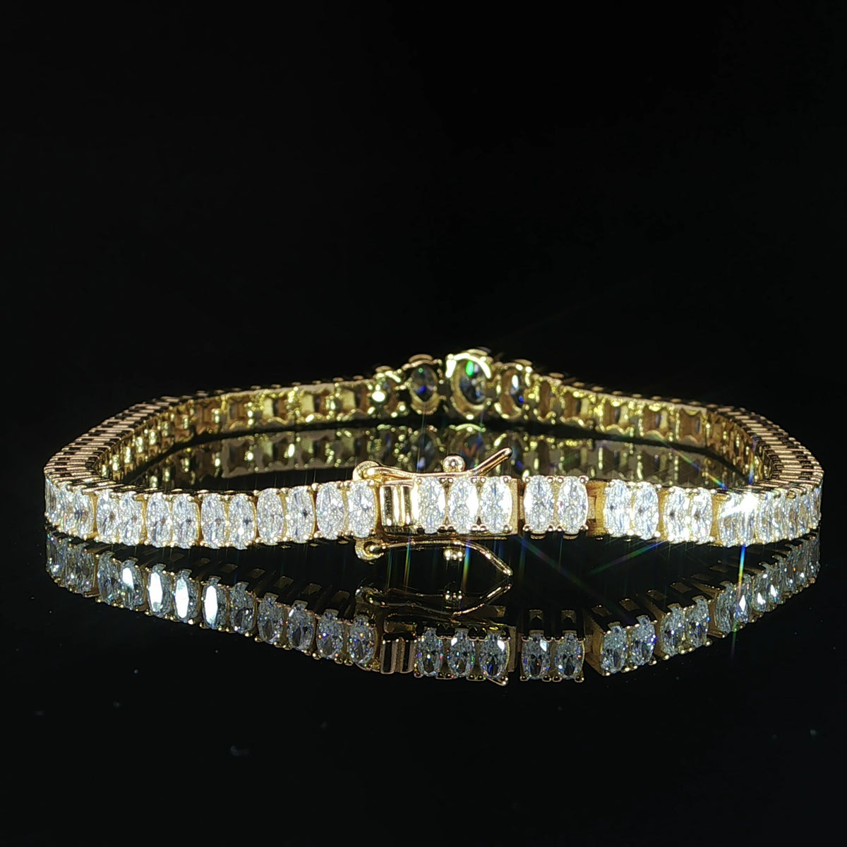 Graduated tennis bracelet featuring a 7.5 mm oval moissanite center