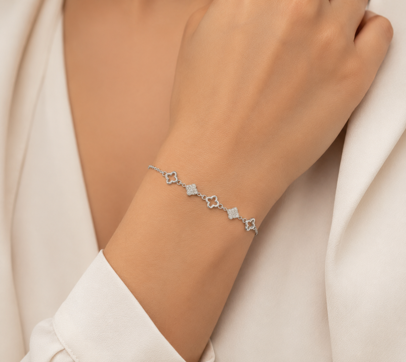 Delicate cable chain bracelet featuring clover motifs