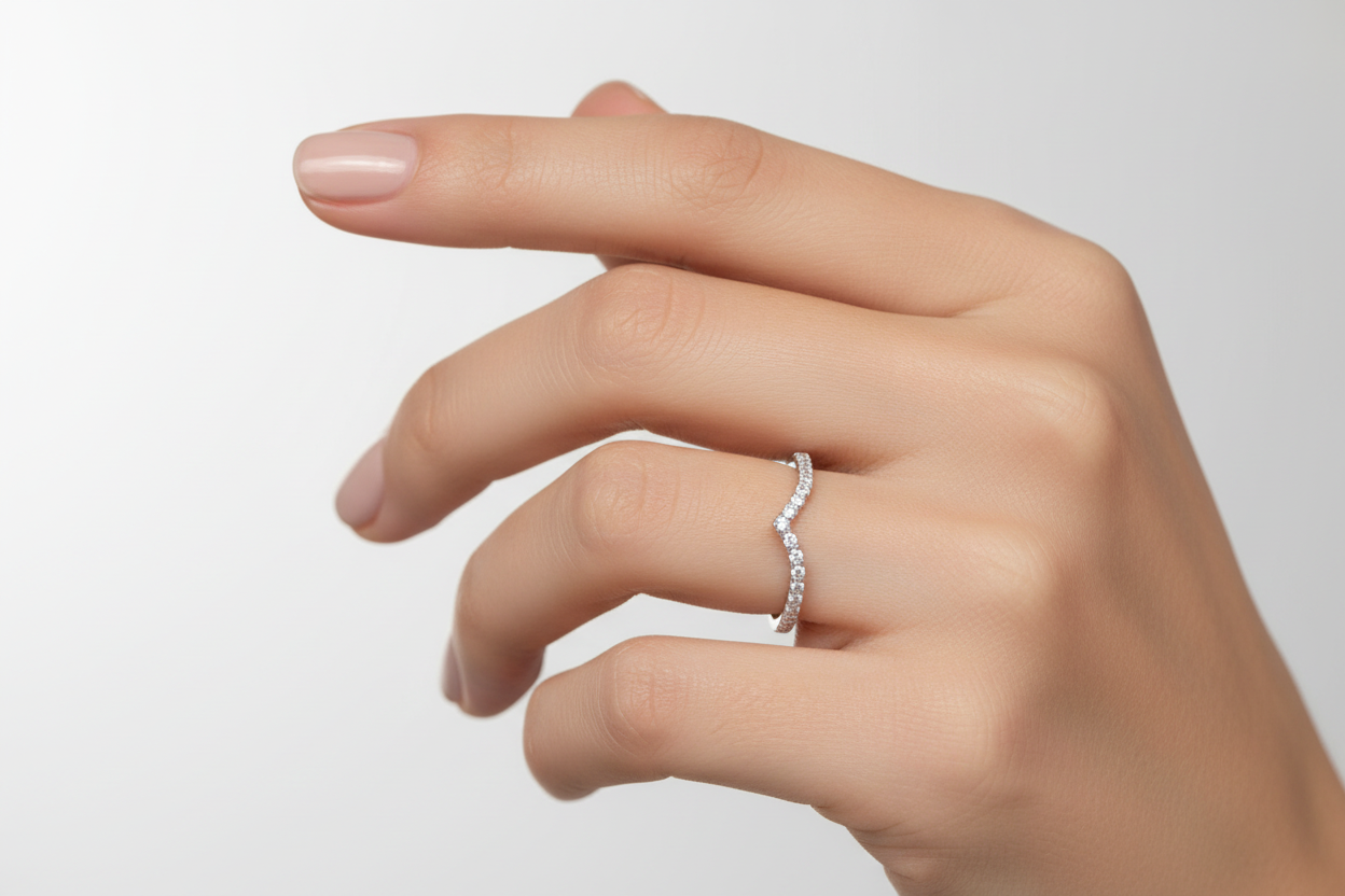 Model wearing v shape moissanite ring silver