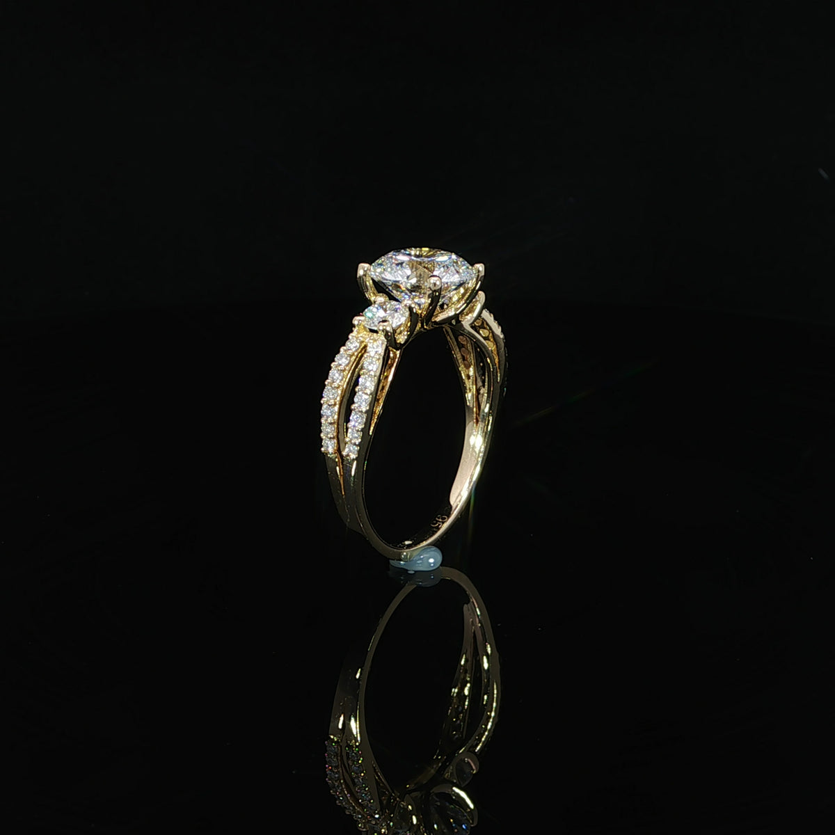 Two rows of small diamonds along the open split shank shoulders