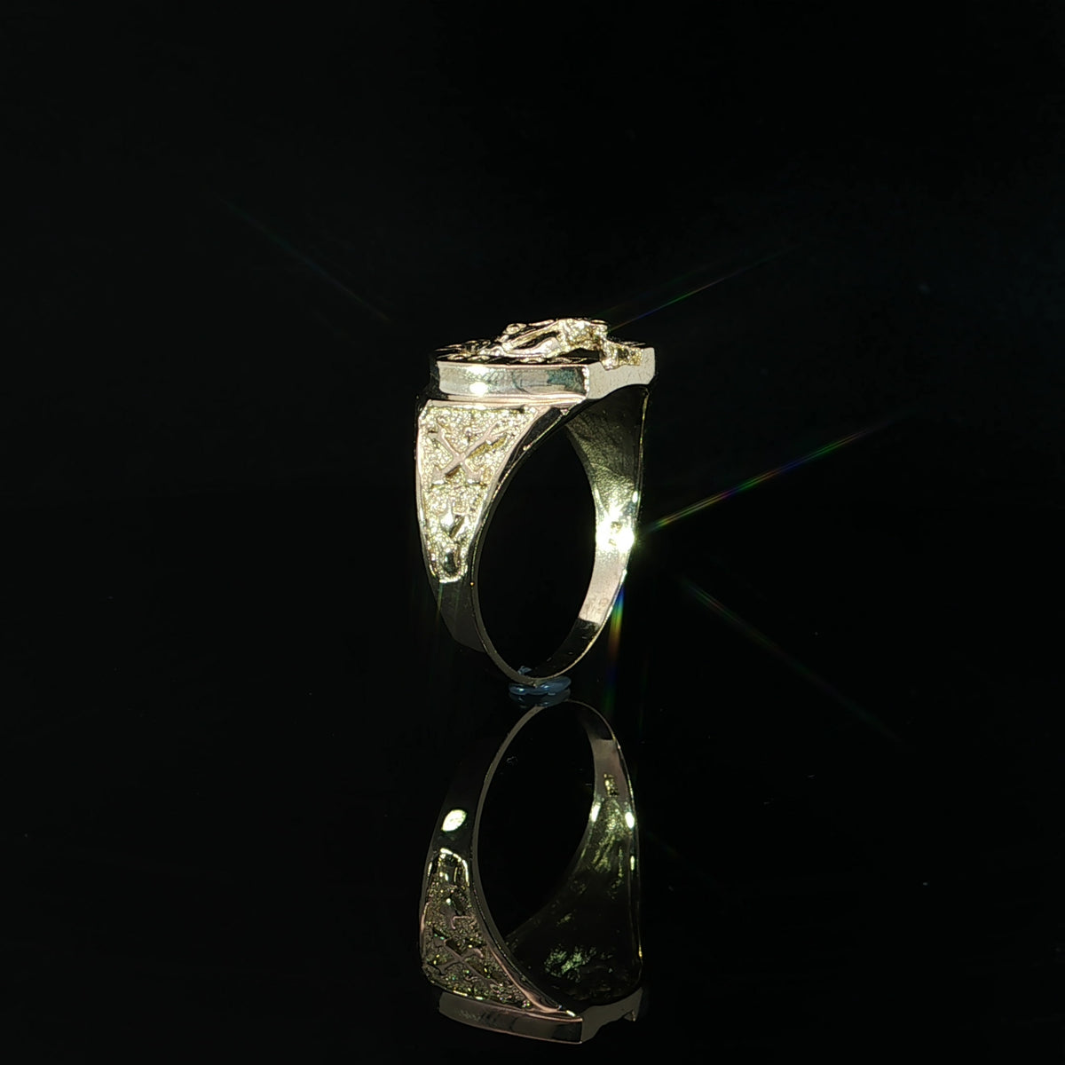 Yellow gold horse head ring featuring bridle details, circular horseshoe accents and decorative openwork below the neck.